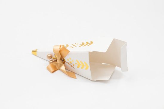 صورة علب كرتونية مثلثة